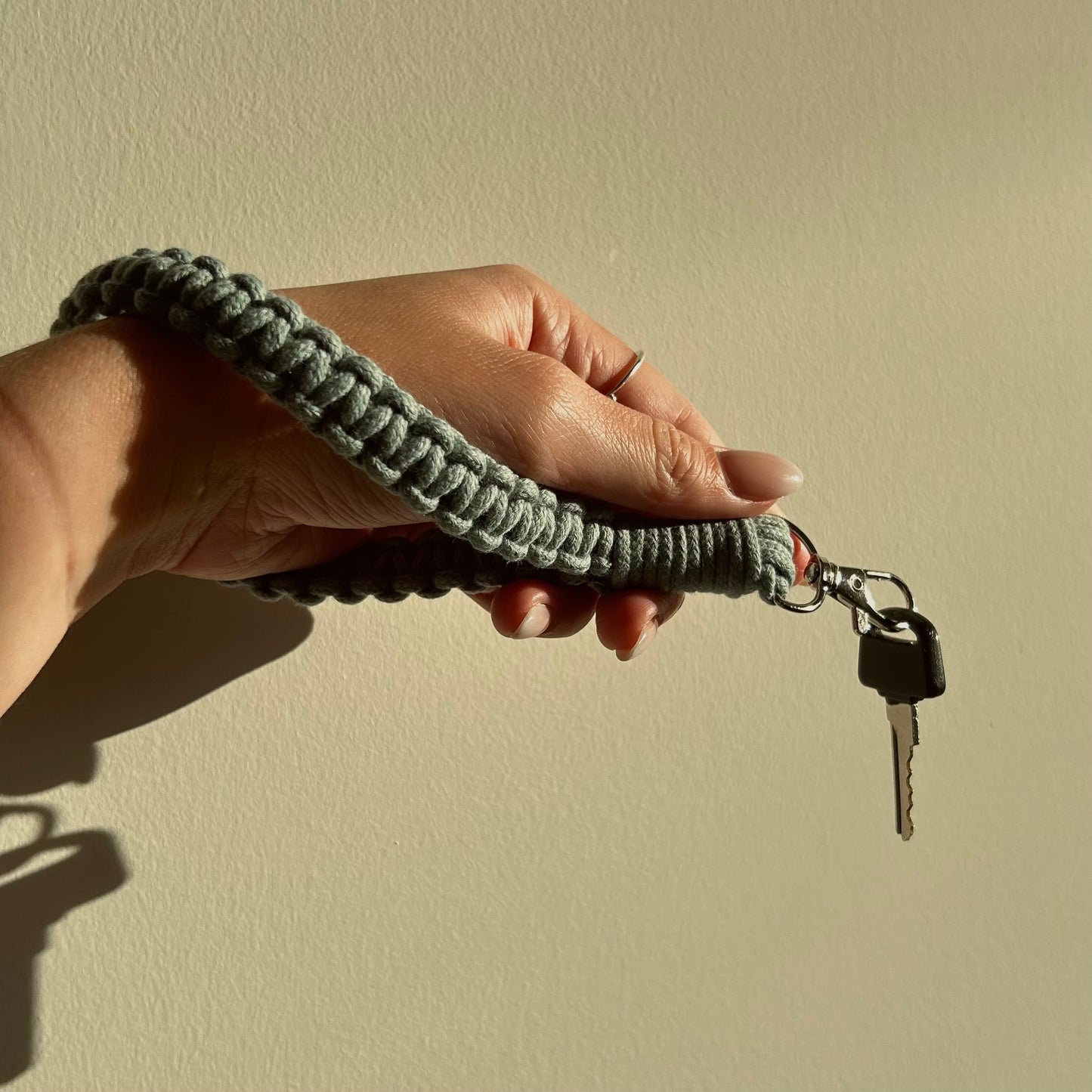 Macrame Wristlet Keychain – Handmade Cotton Boho Key Ring for Women Gifts