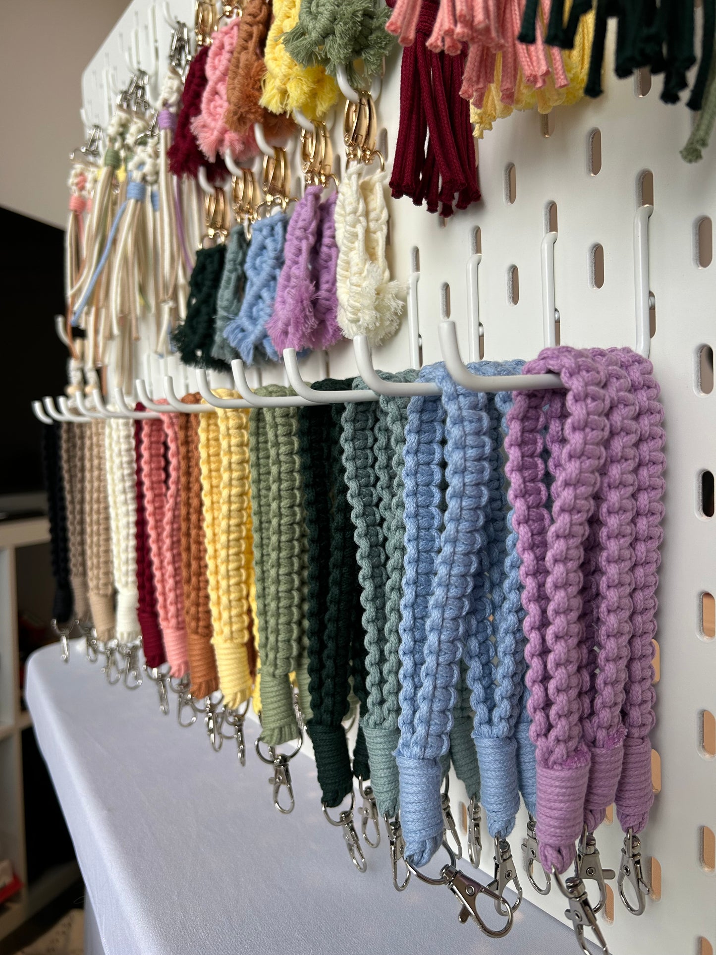 Macrame Wristlet Keychain – Handmade Cotton Boho Key Ring for Women Gifts